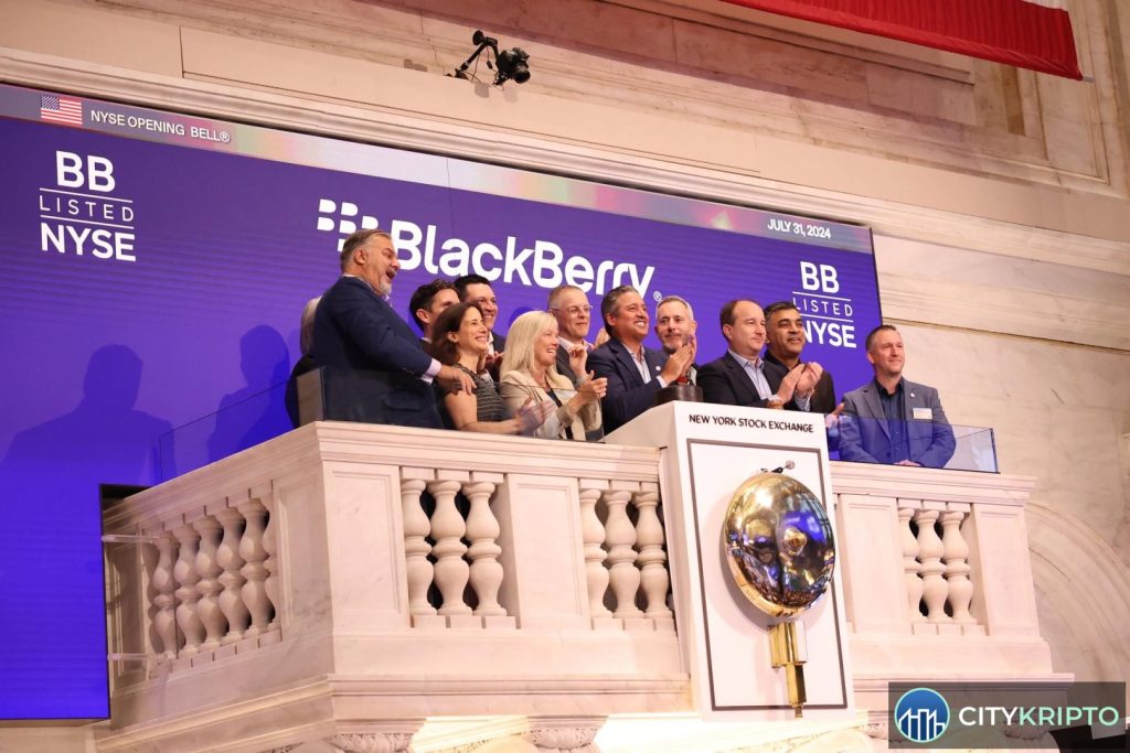 Логотип BlackBerry на фоне схемы искусственного интеллекта и роботов